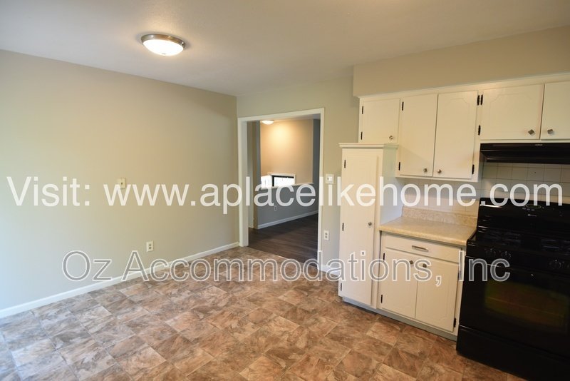 *AVAILABLE NOW* 5521 Perry Ln, Merriam, KS 66203 property image