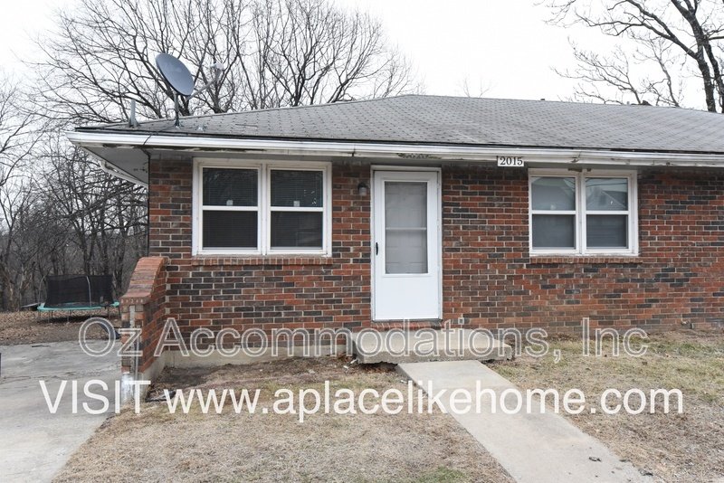 Charming 2-Bedroom Duplex with Hardwood Floors, 2-Car Garage & Window A/C property image