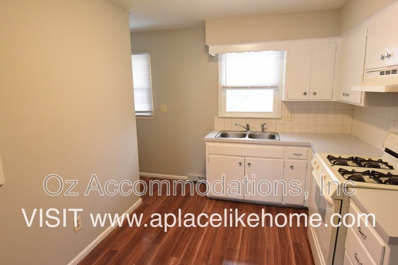 Charming 2-Bedroom Duplex with Hardwood Floors, 2-Car Garage & Window A/C property image