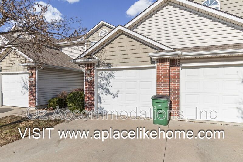 AVAILABLE NOW! 803 SW Imperial Ln. Blue Springs, MO property image