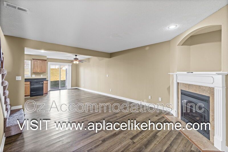 AVAILABLE NOW! 803 SW Imperial Ln. Blue Springs, MO property image