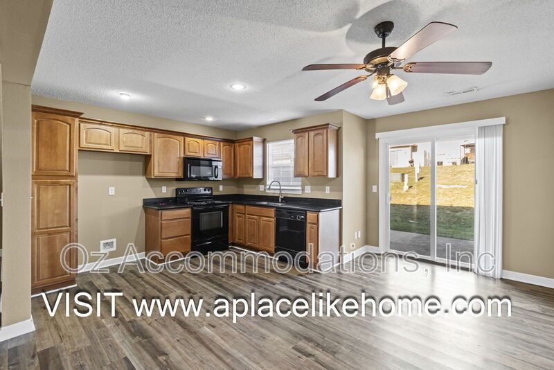 AVAILABLE NOW! 803 SW Imperial Ln. Blue Springs, MO property image