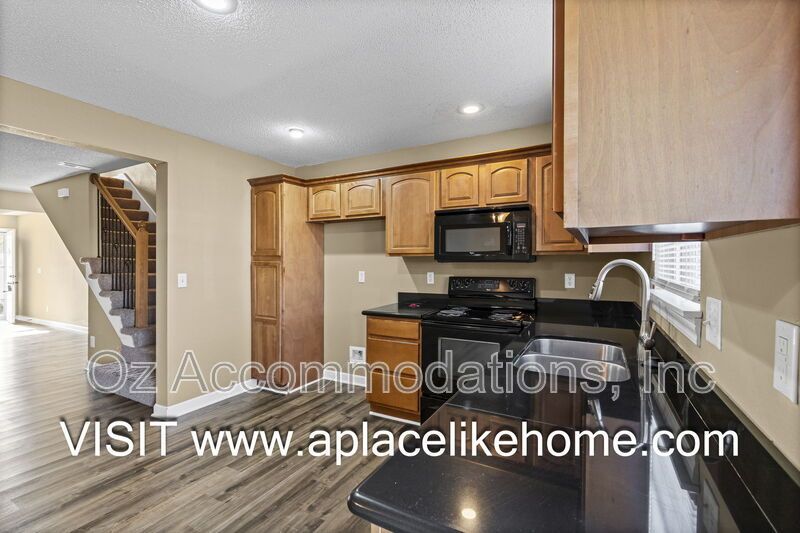 AVAILABLE NOW! 803 SW Imperial Ln. Blue Springs, MO property image