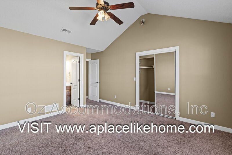 AVAILABLE NOW! 803 SW Imperial Ln. Blue Springs, MO property image