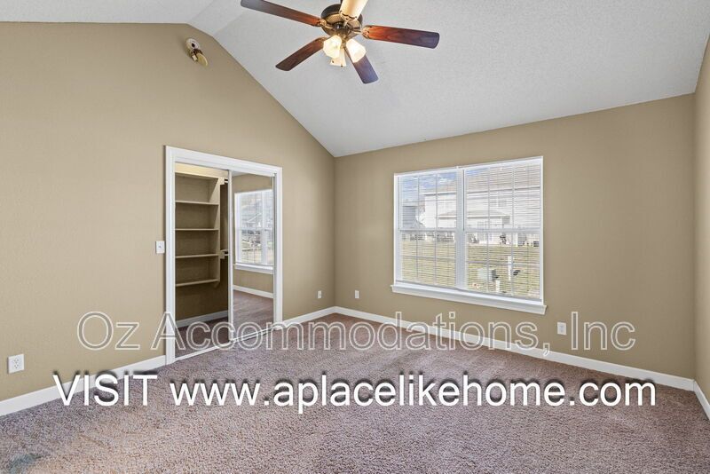 AVAILABLE NOW! 803 SW Imperial Ln. Blue Springs, MO property image