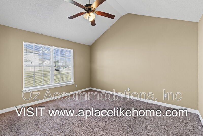 AVAILABLE NOW! 803 SW Imperial Ln. Blue Springs, MO property image