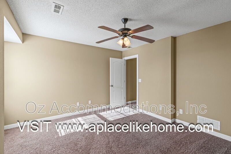 AVAILABLE NOW! 803 SW Imperial Ln. Blue Springs, MO property image