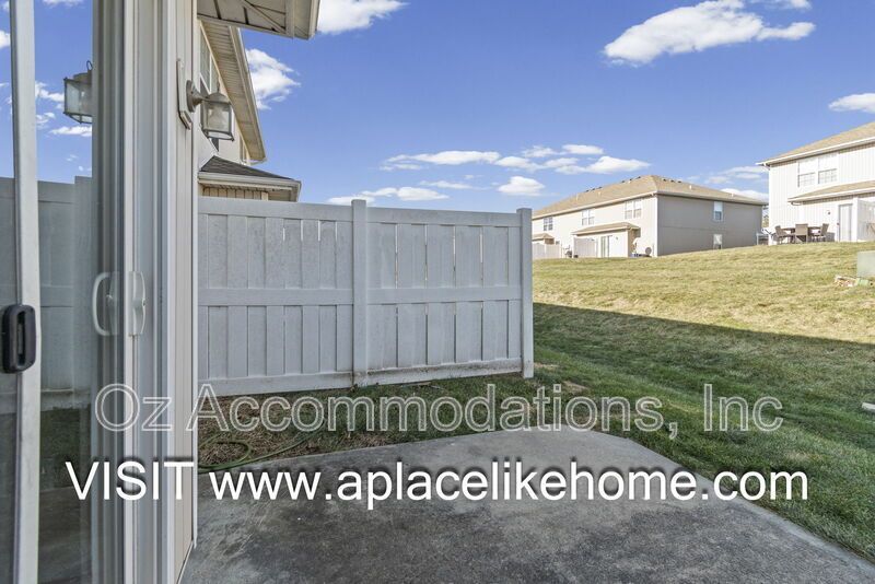 AVAILABLE NOW! 803 SW Imperial Ln. Blue Springs, MO property image