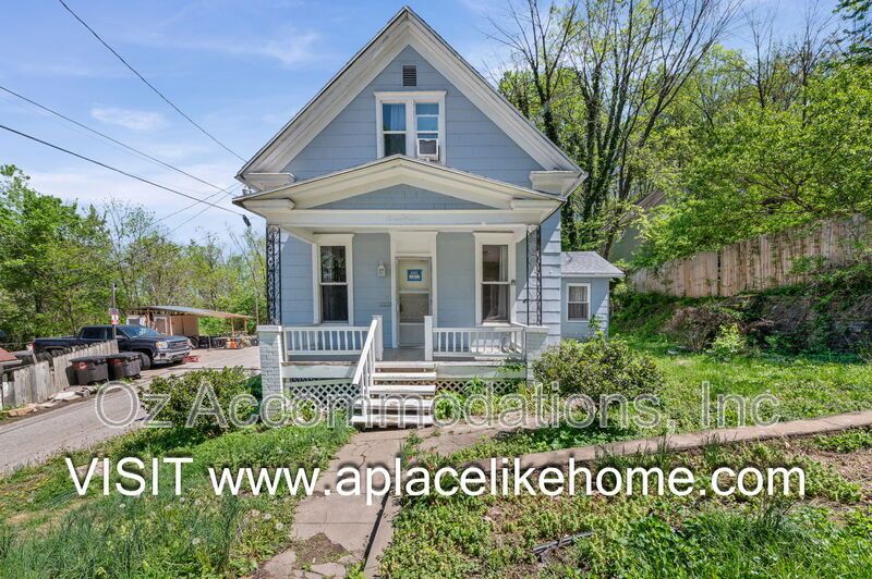 Charming 3-Bedroom Bungalow with a Spacious Yard in Kansas City, KS property image