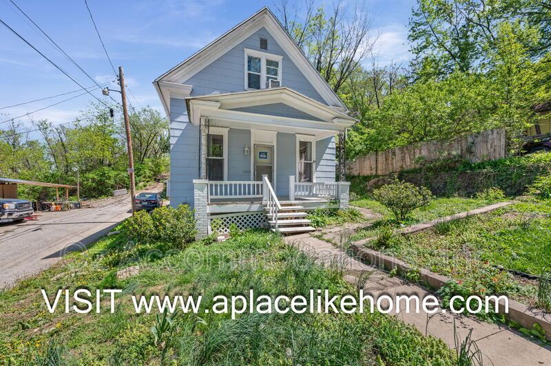 Charming 3-Bedroom Bungalow with a Spacious Yard in Kansas City, KS property image