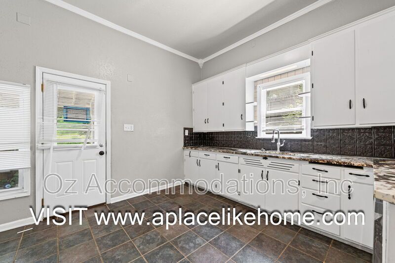 Charming 3-Bedroom Bungalow with a Spacious Yard in Kansas City, KS property image