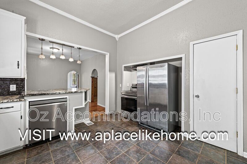 Charming 3-Bedroom Bungalow with a Spacious Yard in Kansas City, KS property image