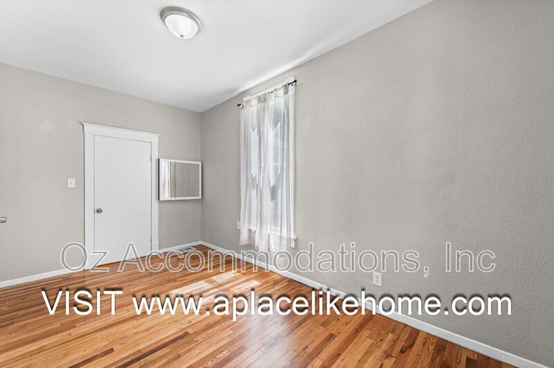 Charming 3-Bedroom Bungalow with a Spacious Yard in Kansas City, KS property image