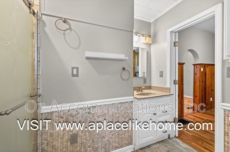 Charming 3-Bedroom Bungalow with a Spacious Yard in Kansas City, KS property image