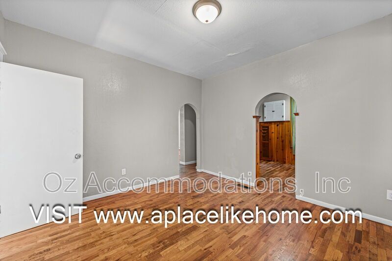 Charming 3-Bedroom Bungalow with a Spacious Yard in Kansas City, KS property image