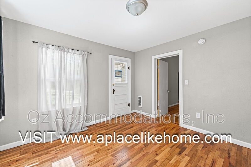 Charming 3-Bedroom Bungalow with a Spacious Yard in Kansas City, KS property image