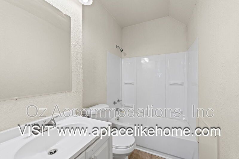 Charming 3-Bedroom Bungalow with a Spacious Yard in Kansas City, KS property image