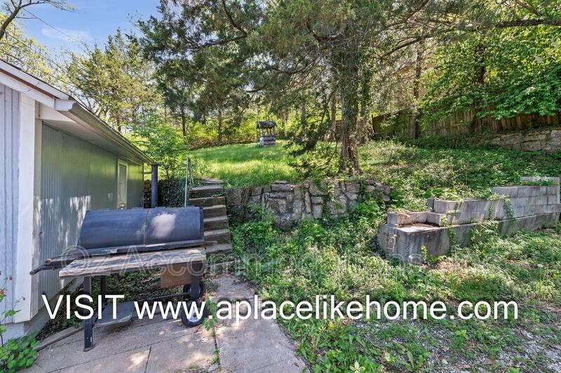 Charming 3-Bedroom Bungalow with a Spacious Yard in Kansas City, KS property image