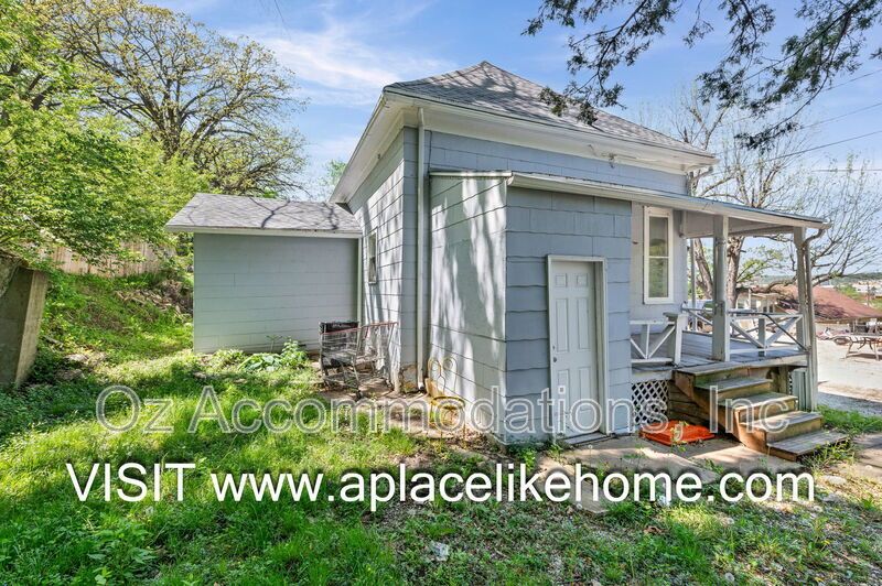 Charming 3-Bedroom Bungalow with a Spacious Yard in Kansas City, KS property image