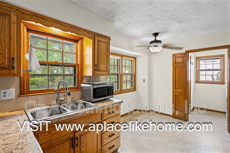 8211 W 97th St property image