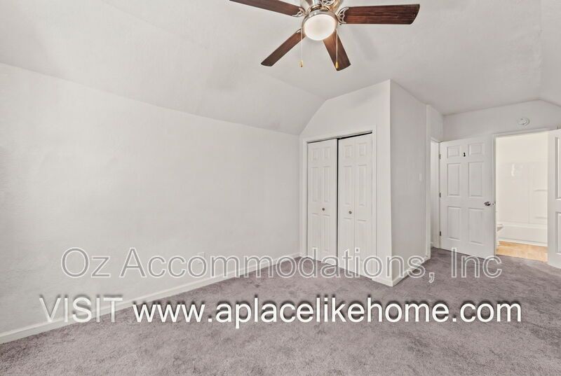 Charming 3-Bedroom Bungalow with a Spacious Yard in Kansas City, KS property image
