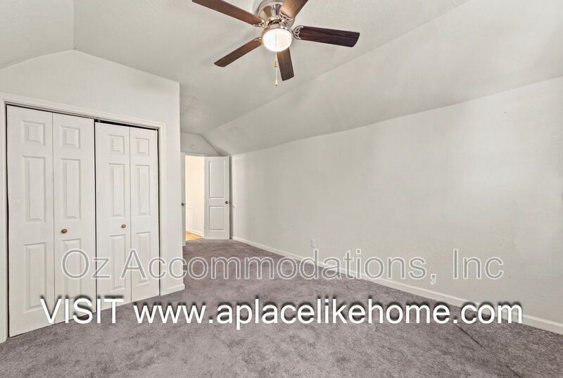 Charming 3-Bedroom Bungalow with a Spacious Yard in Kansas City, KS property image