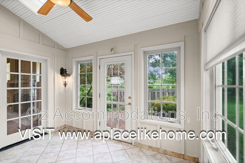 Beautifully Updated home in prestigious Huntington Farms property image