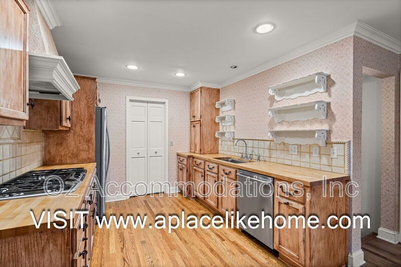 Beautifully Updated home in prestigious Huntington Farms property image