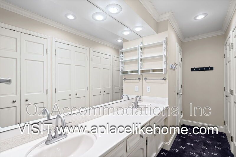 Beautifully Updated home in prestigious Huntington Farms property image