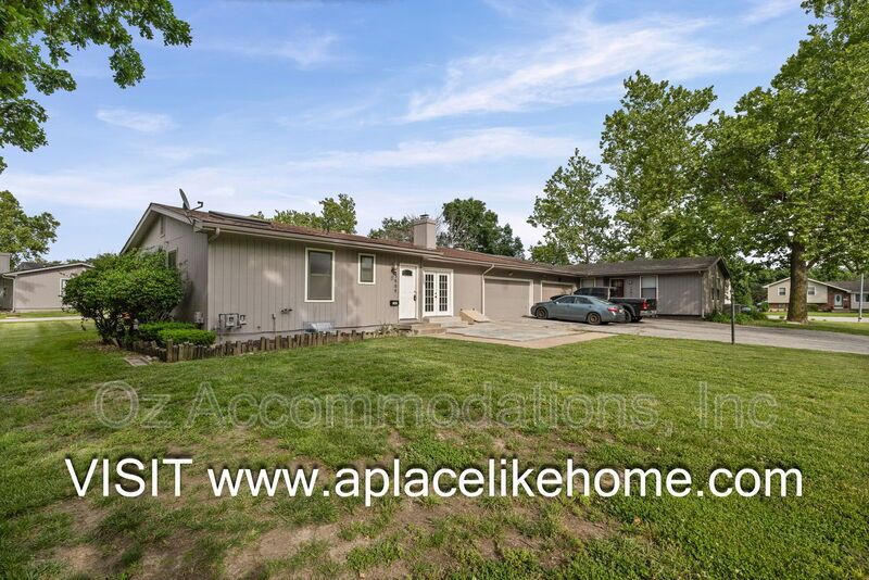 3BR/3BA Half Duplex in Grandview – Spacious Layout & HOA-Included Amenities property image
