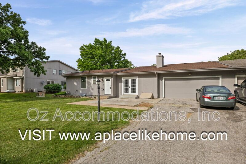 3BR/3BA Half Duplex in Grandview – Spacious Layout & HOA-Included Amenities property image