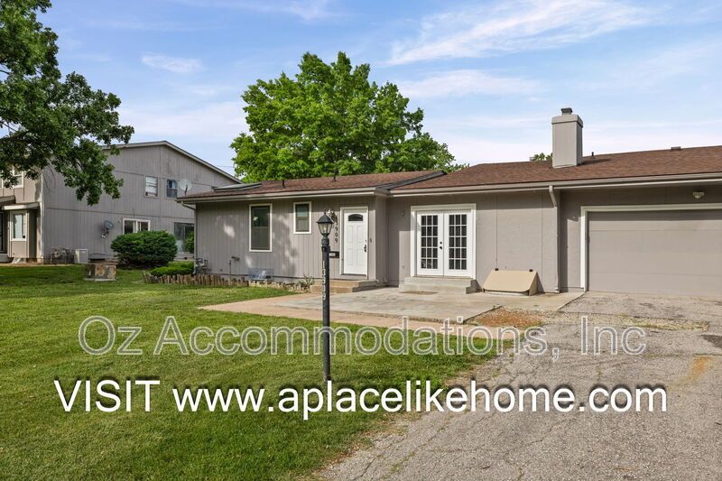 3BR/3BA Half Duplex in Grandview – Spacious Layout & HOA-Included Amenities property image