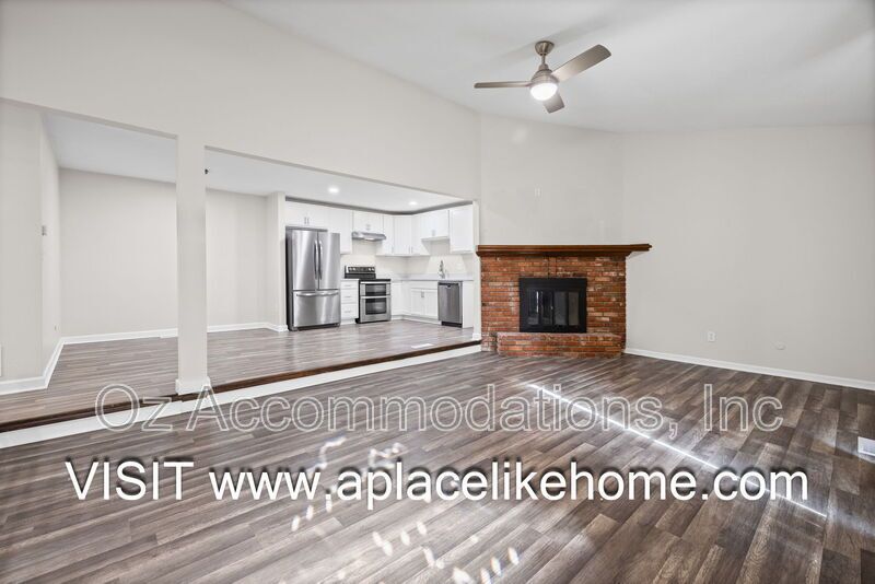 3BR/3BA Half Duplex in Grandview – Spacious Layout & HOA-Included Amenities property image