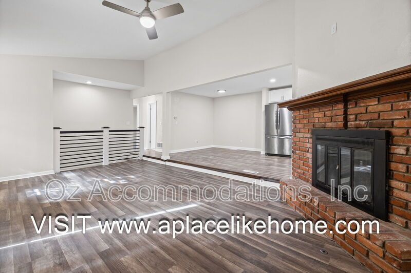 3BR/3BA Half Duplex in Grandview – Spacious Layout & HOA-Included Amenities property image