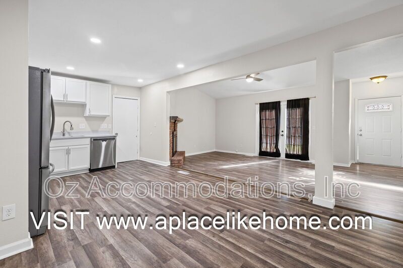 3BR/3BA Half Duplex in Grandview – Spacious Layout & HOA-Included Amenities property image