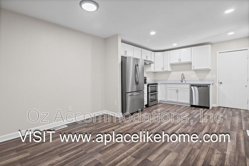 3BR/3BA Half Duplex in Grandview – Spacious Layout & HOA-Included Amenities property image