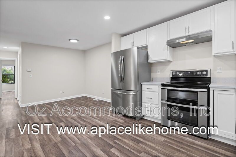 3BR/3BA Half Duplex in Grandview – Spacious Layout & HOA-Included Amenities property image