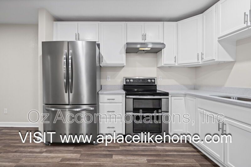 3BR/3BA Half Duplex in Grandview – Spacious Layout & HOA-Included Amenities property image