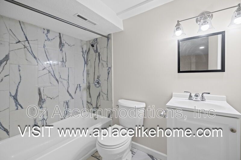 3BR/3BA Half Duplex in Grandview – Spacious Layout & HOA-Included Amenities property image