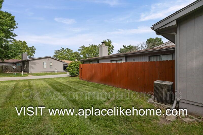3BR/3BA Half Duplex in Grandview – Spacious Layout & HOA-Included Amenities property image