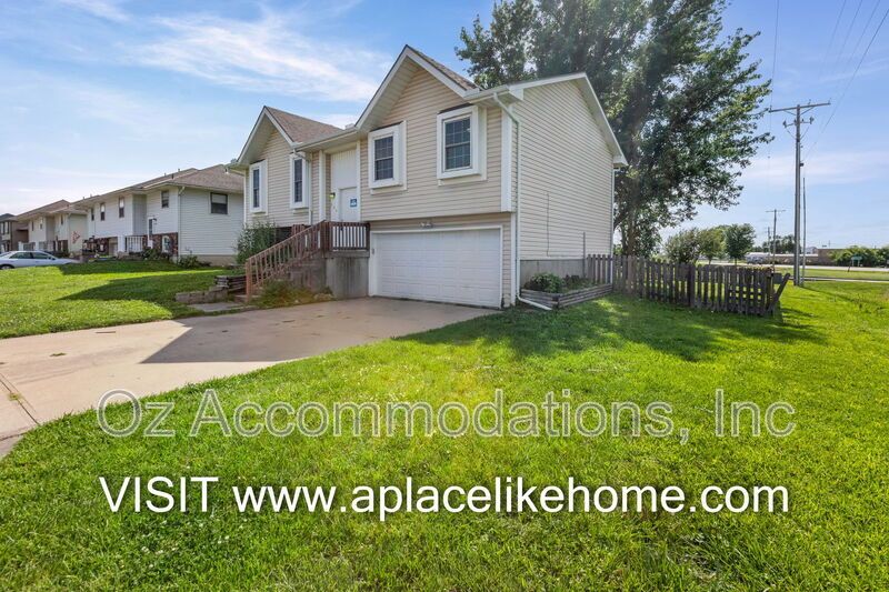 AVAILABLE NOW! 204 Bedford St. Gardner, KS 66030 property image