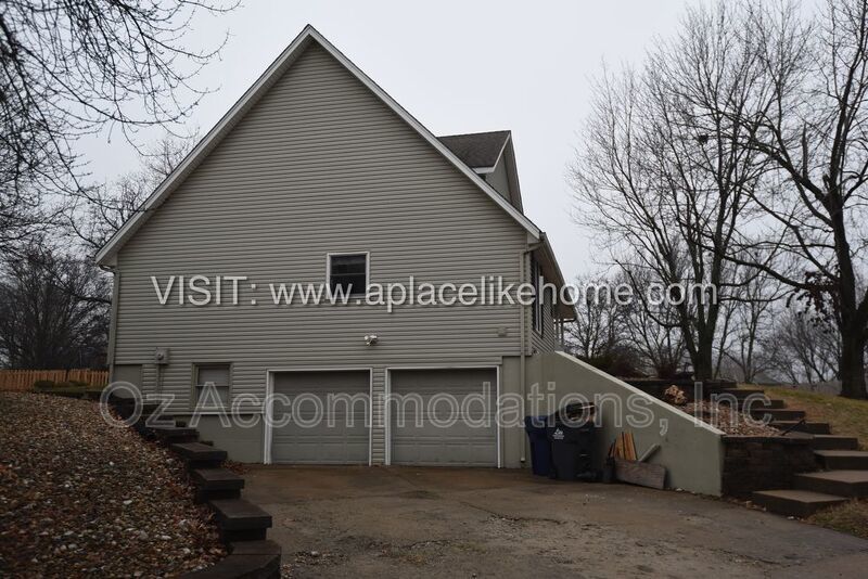 AVAILABLE NOW! 1140 SW Huntington Dr Blue Springs, MO 64015 property image