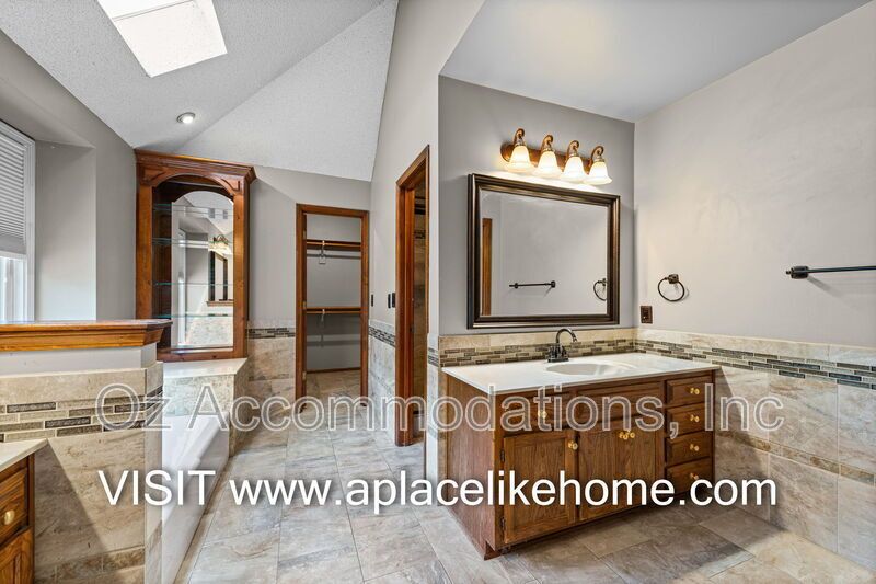 Spacious 4-Bedroom Home in Overland Park property image
