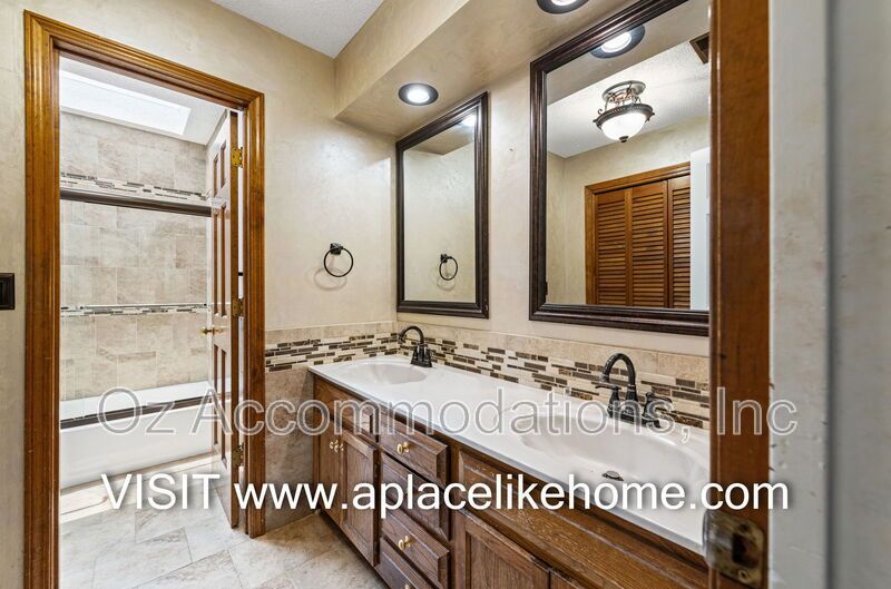 Spacious 4-Bedroom Home in Overland Park property image