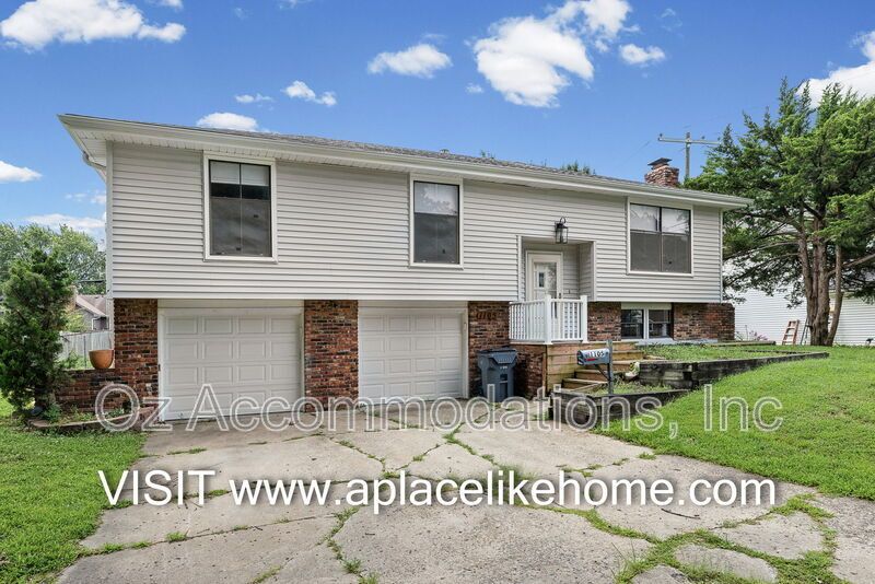 PRICE DROP!! 1105 W Elm Ter Olathe, KS 66061 property image