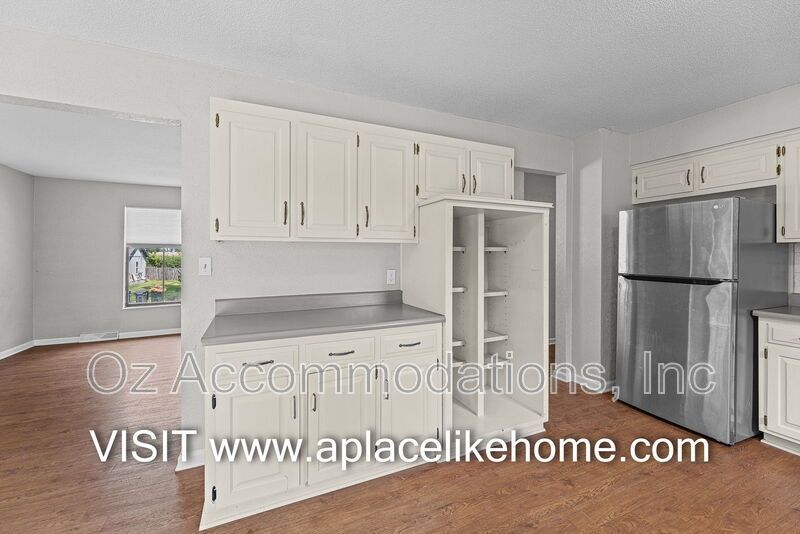 PRICE DROP!! 1105 W Elm Ter Olathe, KS 66061 property image