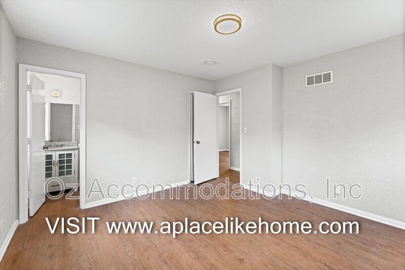 PRICE DROP!! 1105 W Elm Ter Olathe, KS 66061 property image