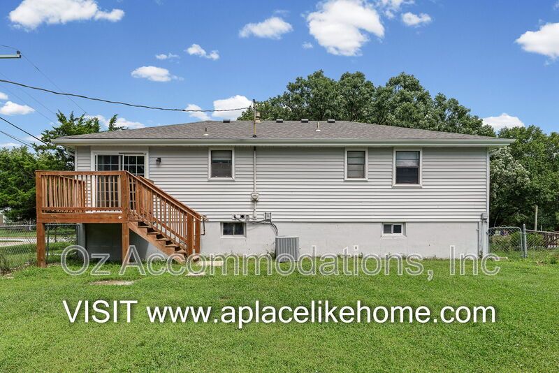 PRICE DROP!! 1105 W Elm Ter Olathe, KS 66061 property image