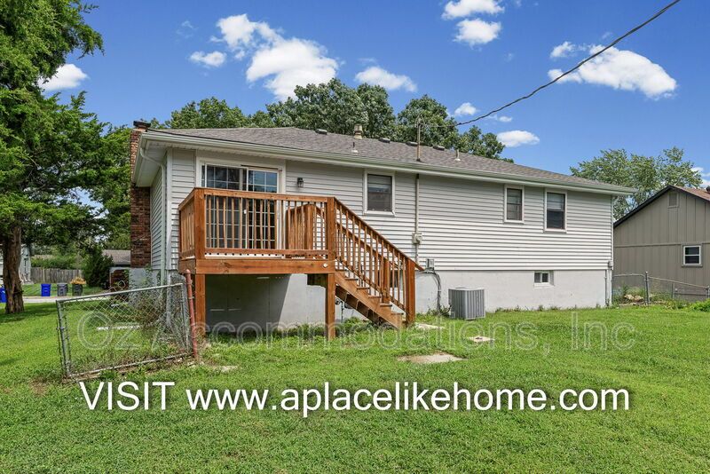 PRICE DROP!! 1105 W Elm Ter Olathe, KS 66061 property image