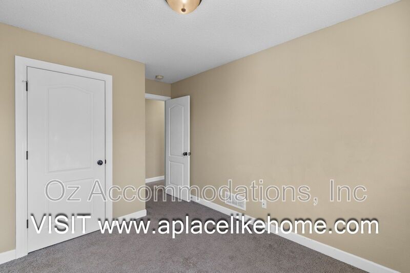 Ready to View| 807 SW Imperial Ln, Blue Springs, MO 64064 property image